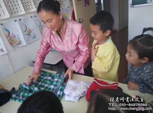  老師給我們示范演練了另一種疊法，看上去有點像超市里賣的衣服的包裝方式，整齊美觀。