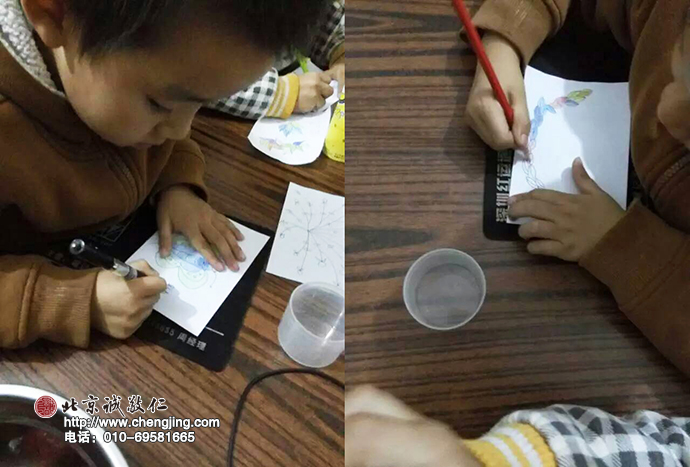 第一次涂，筆都還拿不好，涂得一團(tuán)團(tuán)的特別可愛。