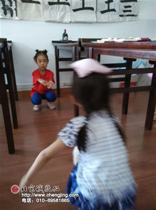 因?yàn)閶寢屌c我一同「親子學(xué)書」，我們在書法教室共同學(xué)習(xí)共同進(jìn)步，越發(fā)喜愛書寫。