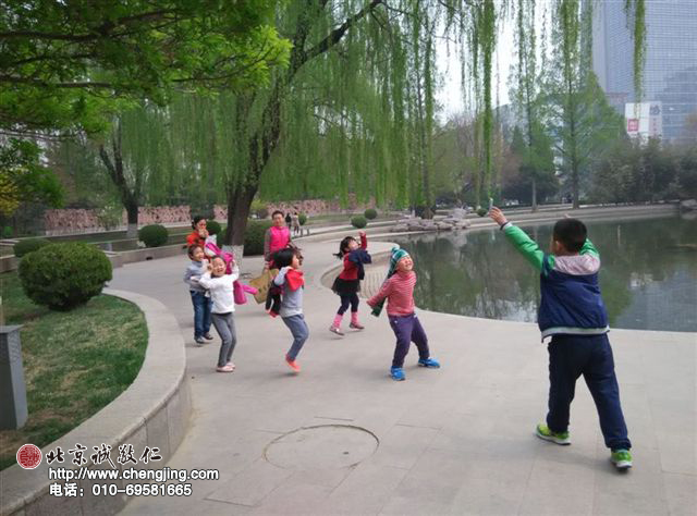 學(xué)弟還不太會跳繩，老師很耐心地教他，學(xué)長哥哥主動幫助學(xué)弟，「來牽著我的手，不用害怕，看著繩跟著我跳吧」。在哥哥的協(xié)助下，學(xué)弟終于成功一次。