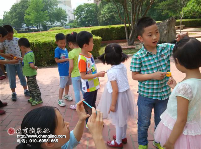 遵守游戲規(guī)則，在游戲中學(xué)習(xí)禮儀、規(guī)矩，長大步入社會，在人生大舞臺中就能游刃有余。 