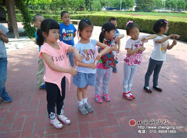 天地是廣大的舞臺，一起做我們喜歡的手語。