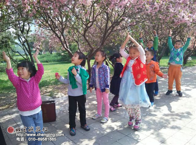 老師引導(dǎo)我們觀察大自然，她是我們最好的老師。