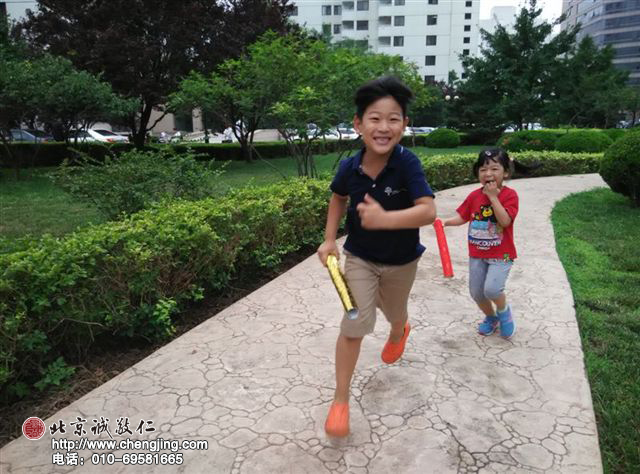 兄妹倆一同學(xué)習(xí)多愉快，學(xué)習(xí)落實(shí)兄友弟恭