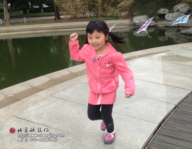 今日有風(fēng)，同學(xué)給我們帶來的風(fēng)箏正是好玩時機(jī)啊！