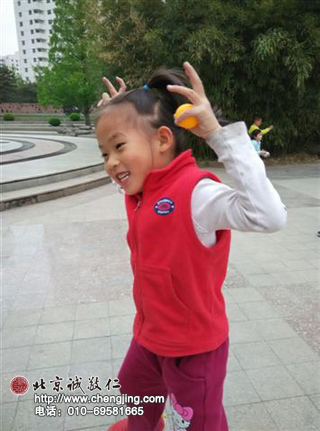 玩具不在名貴，一個小球也有多種玩法，讓我們樂在其中 。 