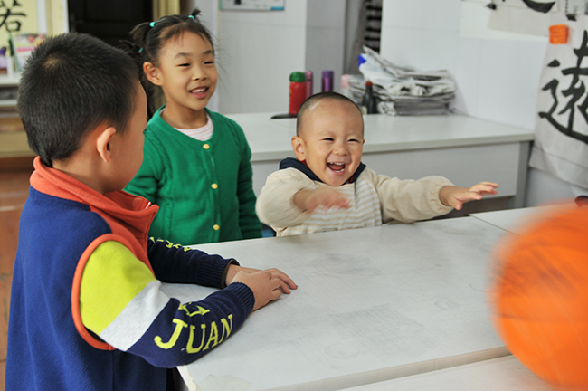 喊口令既鍛煉了孩子的膽量，更學會了如何發出洪亮莊嚴的聲音。星星學起來很是認真專注。