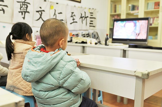 喊口令既鍛煉了孩子的膽量，更學會了如何發出洪亮莊嚴的聲音。星星學起來很是認真專注。