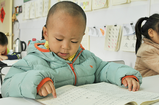 星星正在「金手指指讀」呢，好想回到小時候也體驗一番