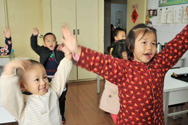 喊口令既鍛煉了孩子的膽量，更學會了如何發出洪亮莊嚴的聲音。星星學起來很是認真專注。