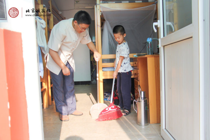 小學員學習掃地