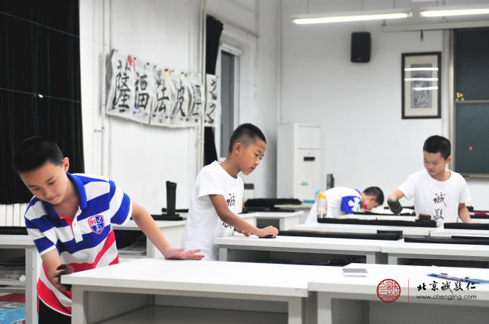 習勞知感恩，小學員打掃教室衛生，體會勞動的喜悅