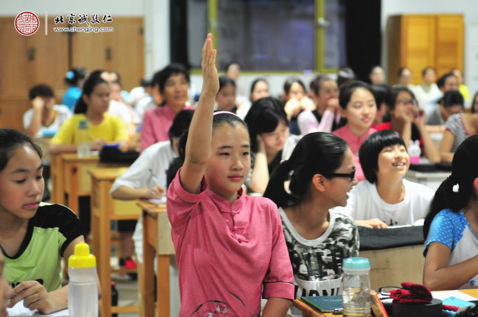 課堂上，學員踴躍發言
