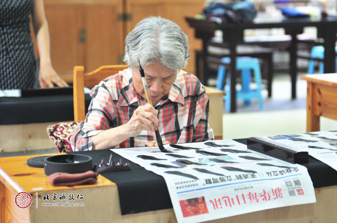 雖已銀絲兩鬢，人生的精彩來自不懈的耕耘。