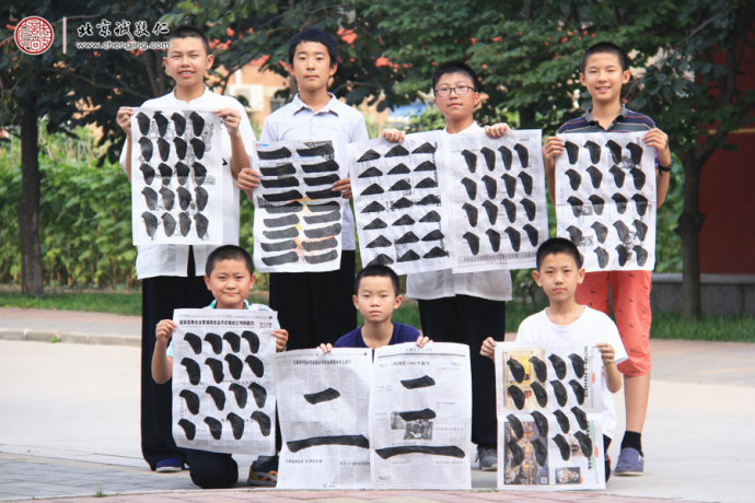 
學習如何倒墨汁，培養良好的習書習慣
