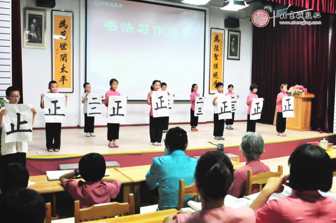  
多元德藝夏令營第一期結營儀式上，少兒班學員展示書法習作。
多元德藝教學法以藝載道，帶給學員身心和諧、德藝兼修的教育成效。
