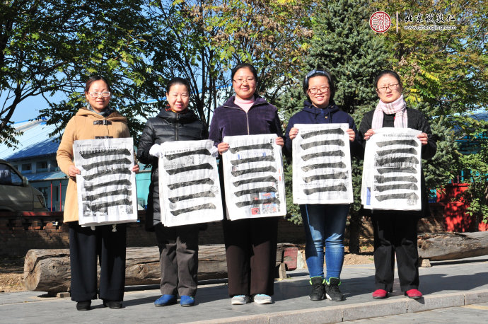 師資班女學(xué)員展示“永字八法”基本功：長(zhǎng)橫