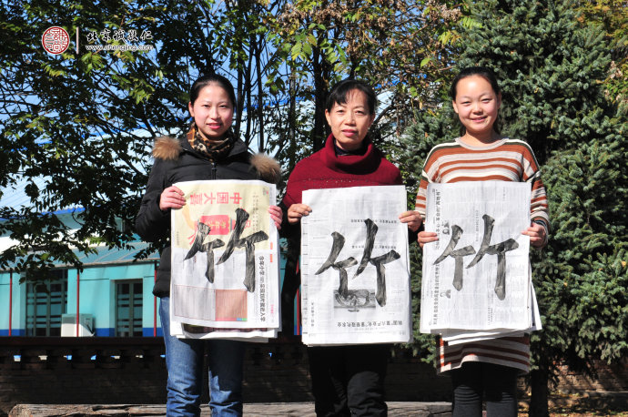 師資班女學(xué)員展示“永字八法”基本功：竹