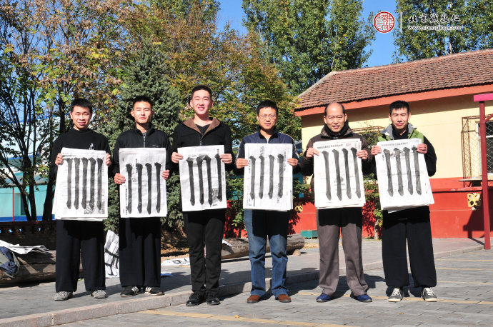 師資班男學(xué)員展示“永字八法”基本功：方頭豎