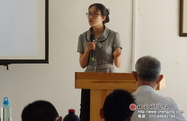 經(jīng)典誦讀課程；書法一班班主任虞老師講解《論語》知識。