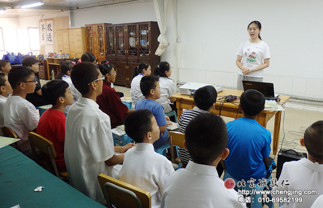 書法二班的小學員們誦讀《弟子規(guī)》