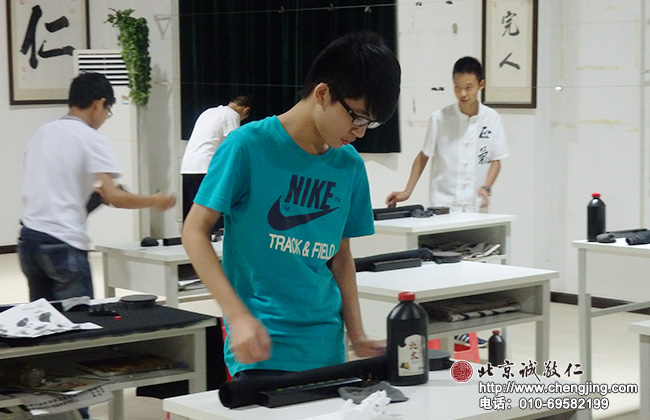 一天的課程結(jié)束了；同學們認真清理教室衛(wèi)生，以整潔舒適的環(huán)境迎接新的一天的即將開始！