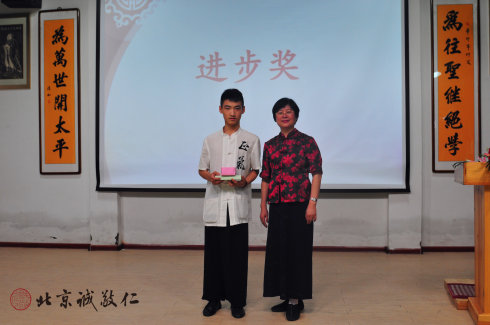 來自福建的蔡同學獲得篆刻班進步獎