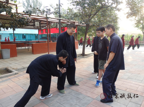 太極拳課程，學(xué)員體會(huì)站樁的動(dòng)作要領(lǐng)