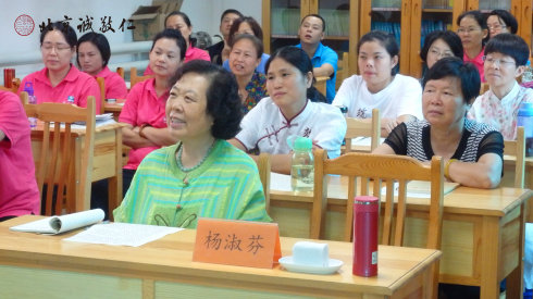 家長(zhǎng)學(xué)員在楊老師專題講座課堂上認(rèn)真聽(tīng)講