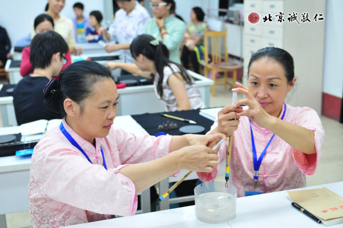 配圖：學員實踐毛筆的開筆方法