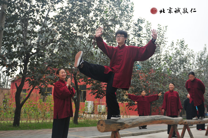 配圖：平衡木上的「戰戰兢兢」