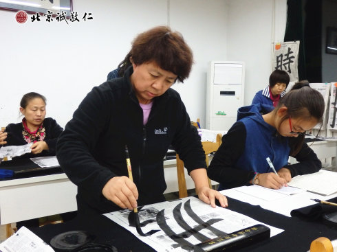 配圖：書法班學(xué)員也有年長的長輩