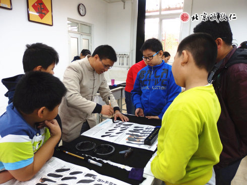 配圖：書法老師指導(dǎo)學(xué)員