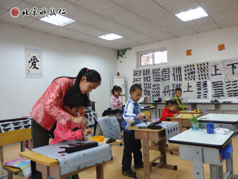 配圖：少兒班的小學(xué)員們專注的學(xué)習(xí)