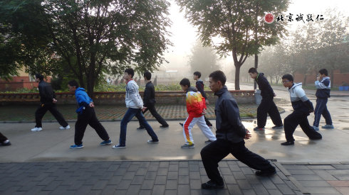 配圖：晨光中，學(xué)員太極拳的身影和諧安詳