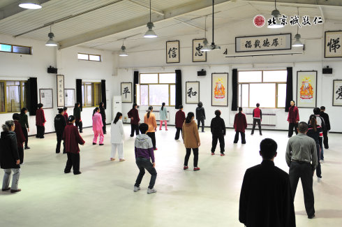 配圖：太極館內(nèi)，學(xué)員練習(xí)太極拳基本功「無極樁」