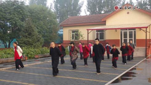 配圖：師資班的學(xué)員們晨練太極拳