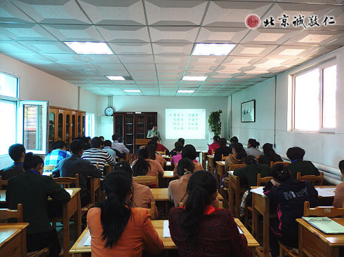 配圖：楊淑芬老師主講「弟子規(guī)在生活中的落實(shí)」