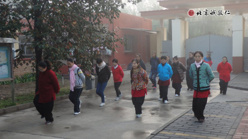 配圖：書法班學(xué)員習(xí)練太極拳基本功「步步禪」