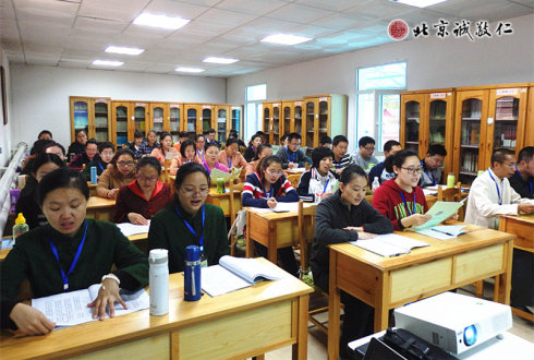 配圖：學(xué)員誦讀《弟子規(guī)》