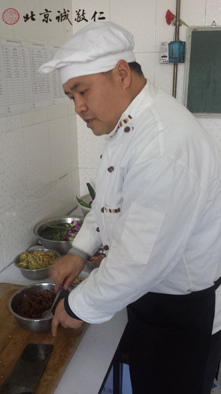 大年三十，廚師為大家準(zhǔn)備年夜飯