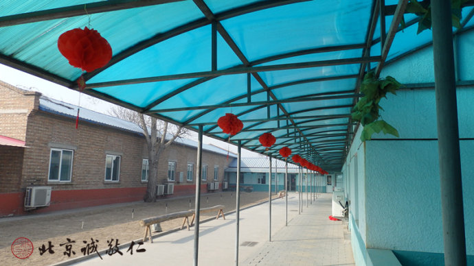 紅彤彤的燈籠，為整潔祥和的小院增添了一份節(jié)日氣氛。  