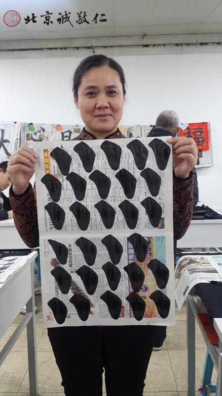 在家已經(jīng)看楊老師的書法光碟自學(xué)半年，所以才有如此功效。