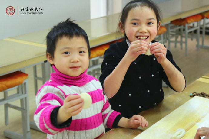 幸福時(shí)光因?yàn)橛辛四愕男δ槪鎏砹藥追止獠? width=