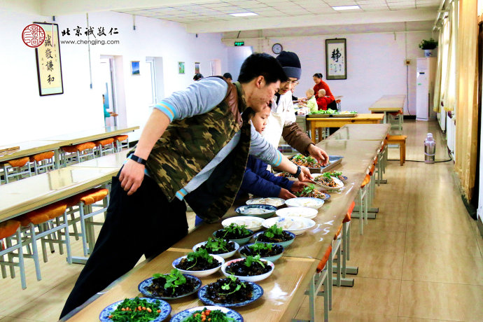 小學(xué)員們在老師的指導(dǎo)下，認(rèn)真地學(xué)習(xí)包餃子