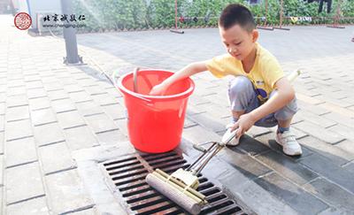 習勞知感恩，小學員打掃寢室衛(wèi)生。