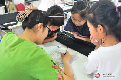 指導老師示范硬筆國畫創(chuàng)作 