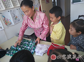 學會自己穿衣、扣扣子，疊衣服