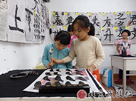 專心書寫，樂在其中。