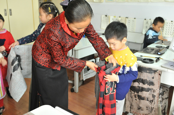 周老師教小石頭如何收納衣服